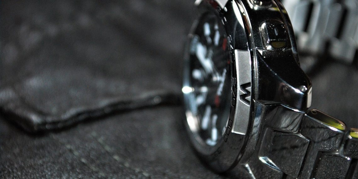 orologio titanio acciaio differenza