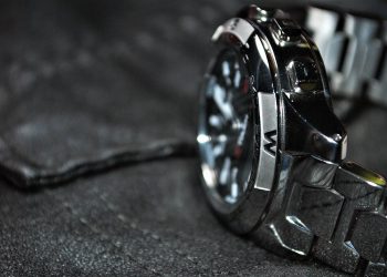 orologio titanio acciaio differenza