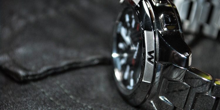 orologio titanio acciaio differenza